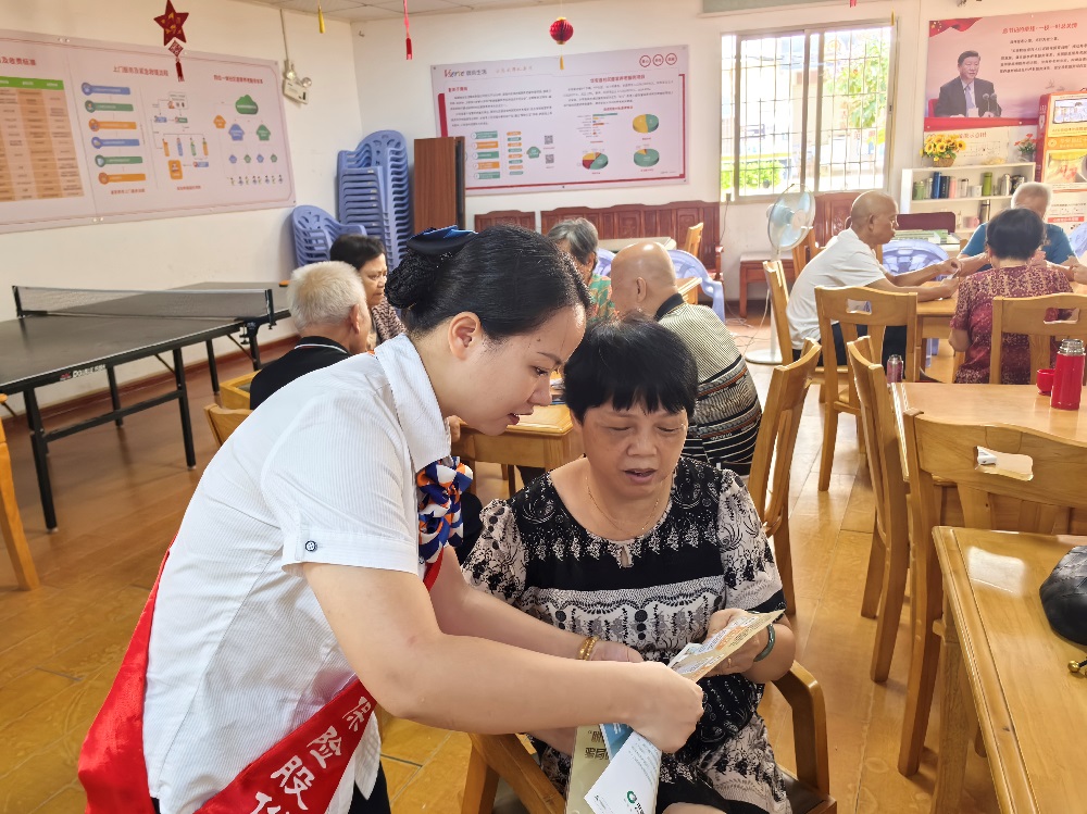 国寿寿险华安县支公司进入养老社区开展银龄防非宣传活动1.jpg