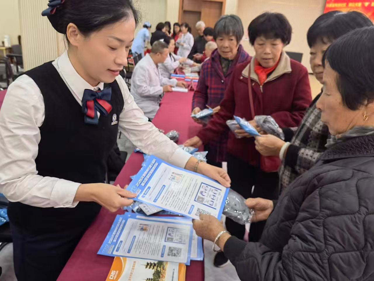 安溪国寿寿险等单位联合开展健康义诊和金融风险防控宣传活动2026.1.27.jpg