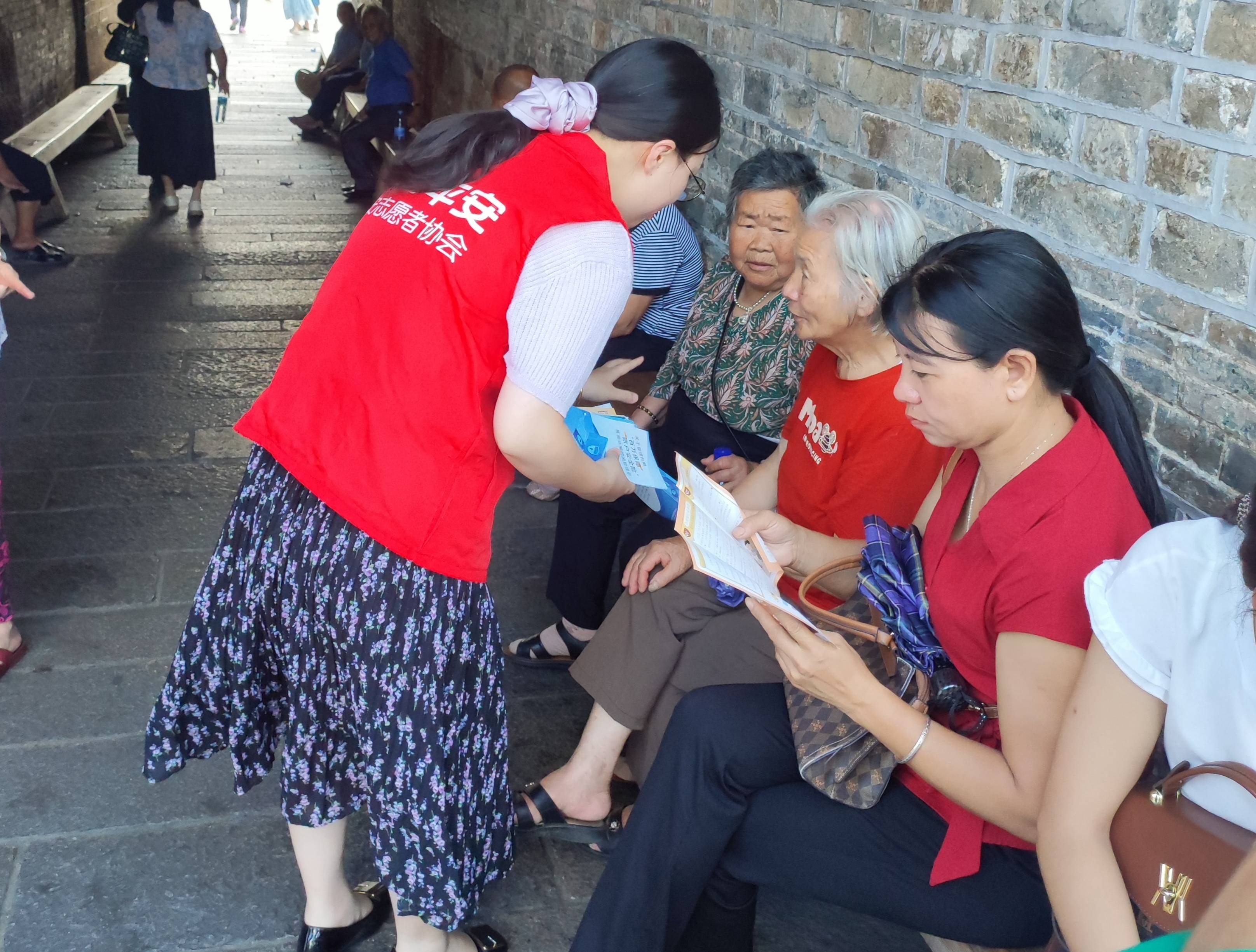 平安产险龙岩中心支公司:志愿红点亮古城路 防诈声暖游客心2.jpg