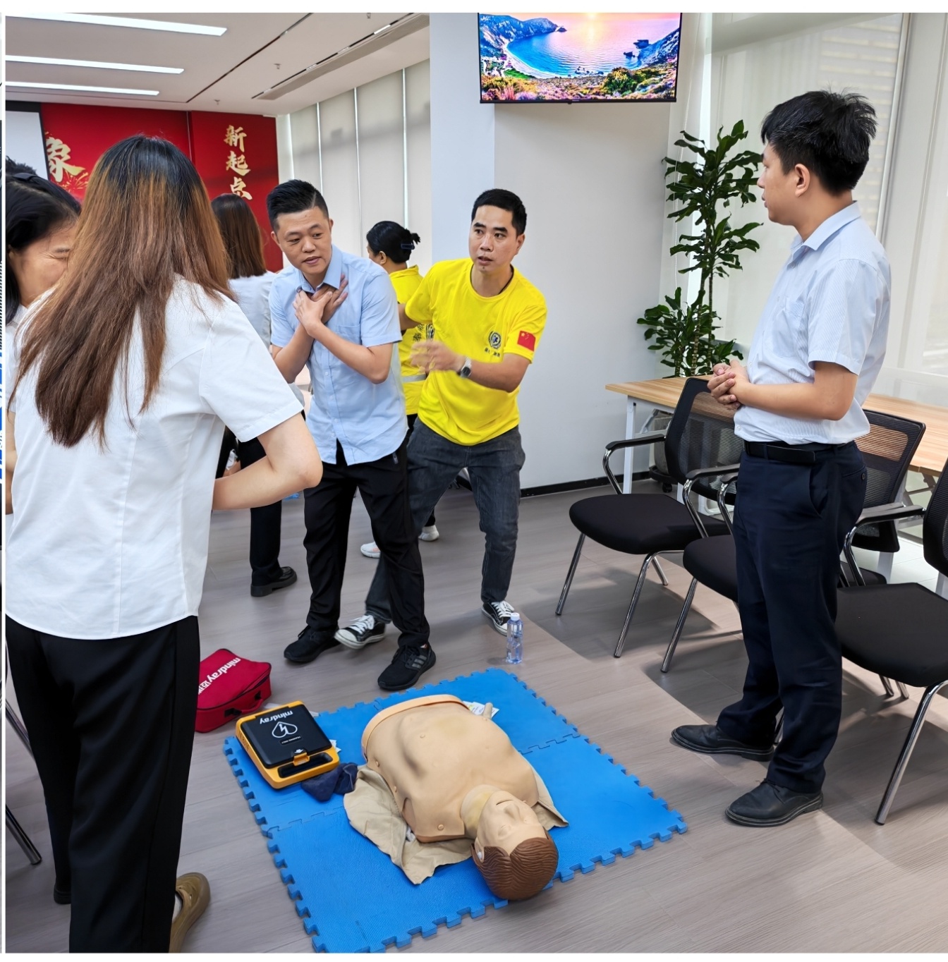 中国太保产险泉州中心支公司联合和敏商务中心开展AED培训，筑牢生命安全防线.jpg