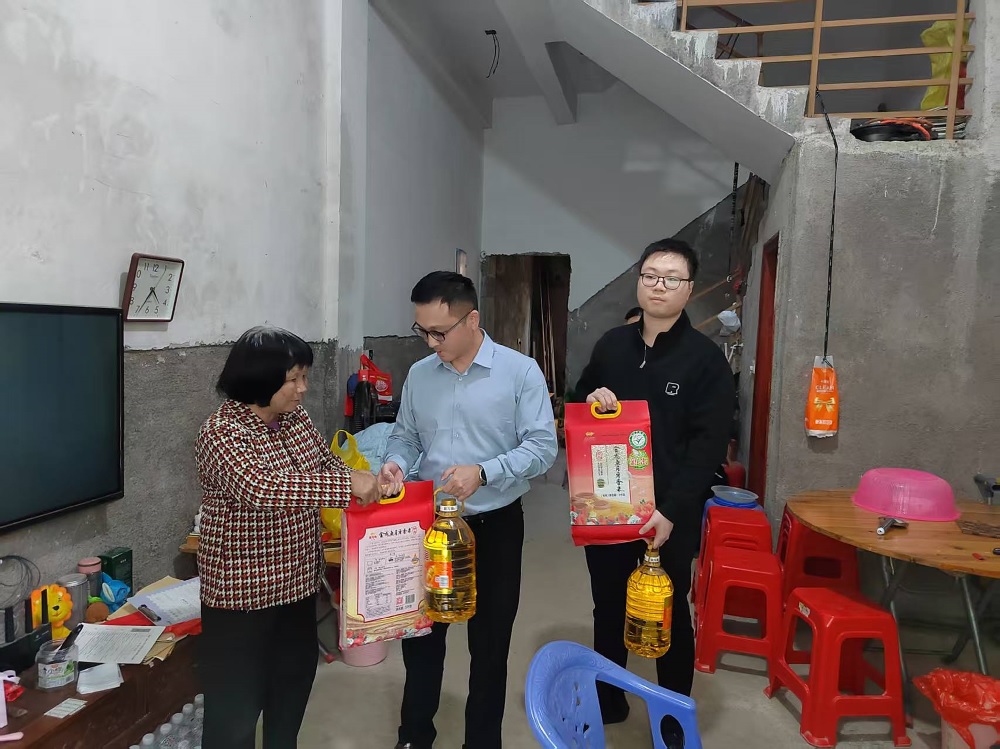 国寿寿险诏安县支公司副经理（主持工作）邱王源到乡村振兴挂钩村秀篆镇石东村开展走访慰问活动.jpg