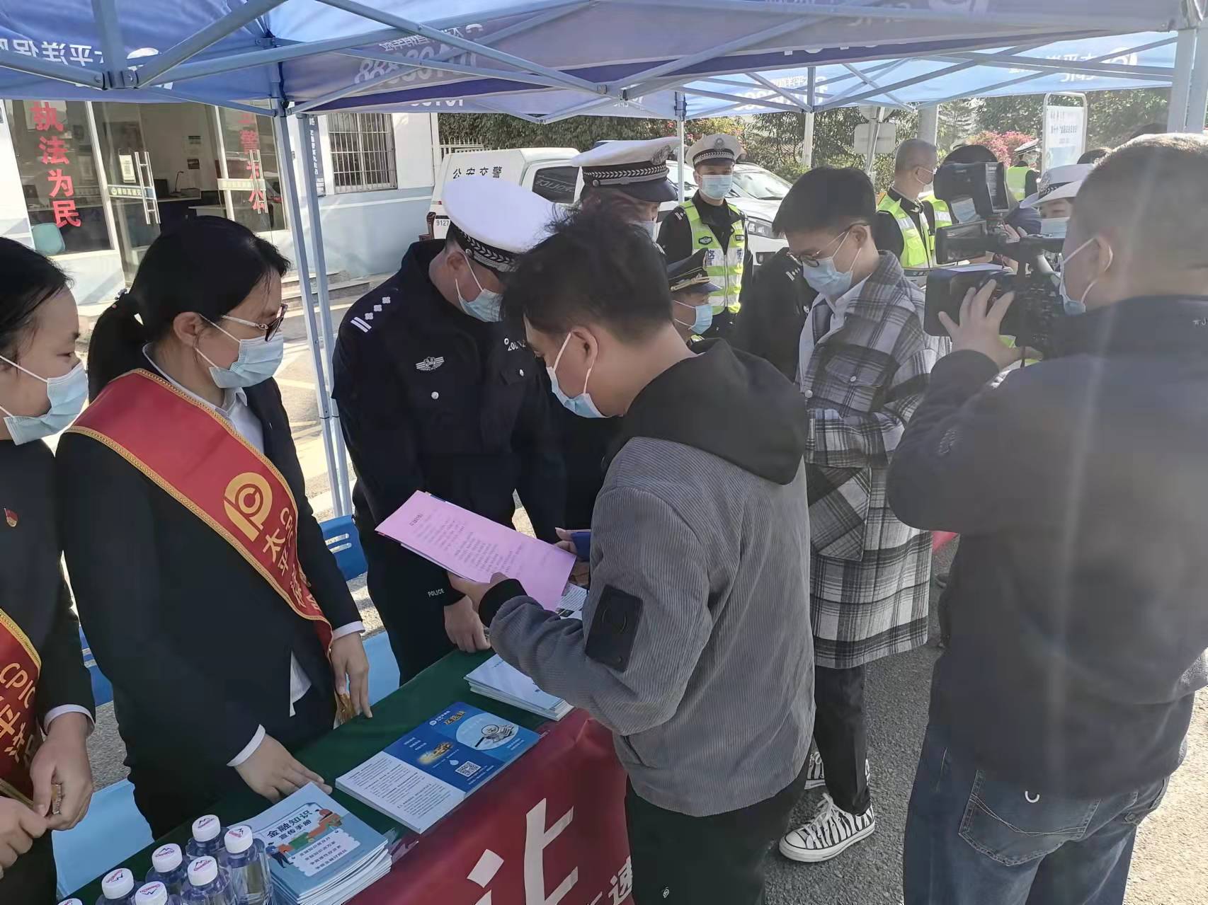 太平洋产险莆田中支联合莆田高速交警支队开展交通安全宣传活动 (1).jpg