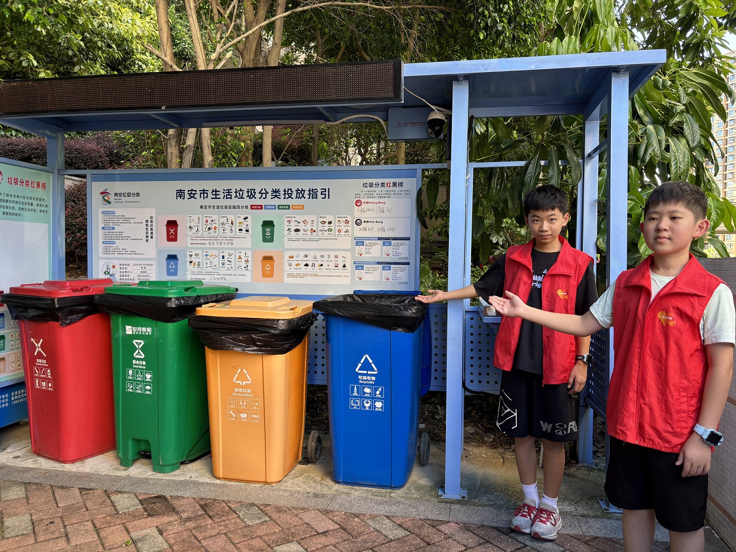 福建产险:红马甲映绿社区,平安少年的环保青春诗-照片 (1).jpg