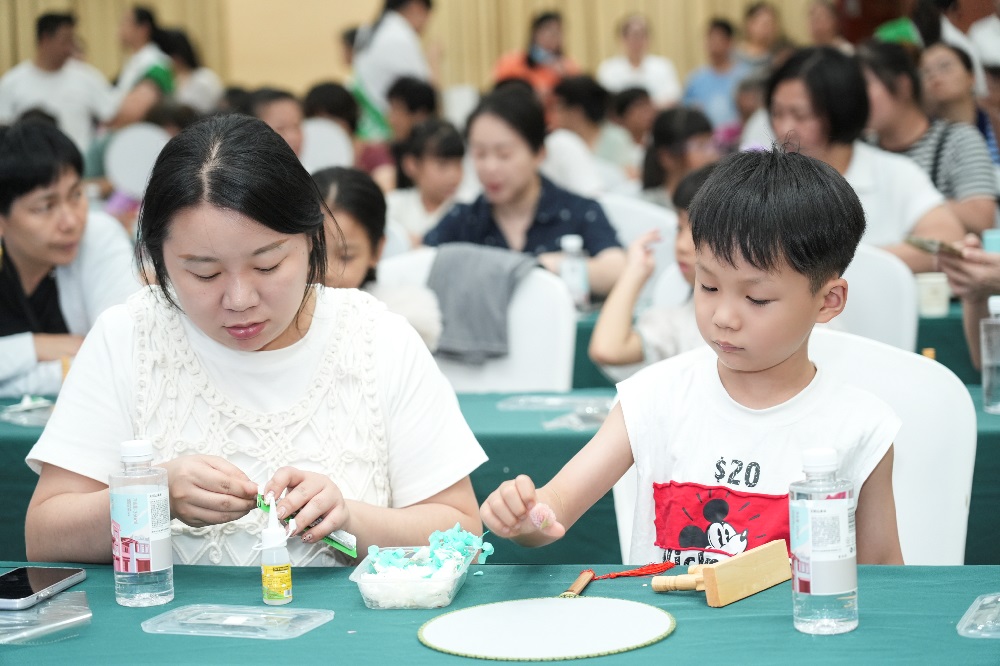 漳州国寿举办2025年国寿客户节启动仪式暨 “清风送福 感恩相伴”非遗手作DIY活动（对外3）.jpg