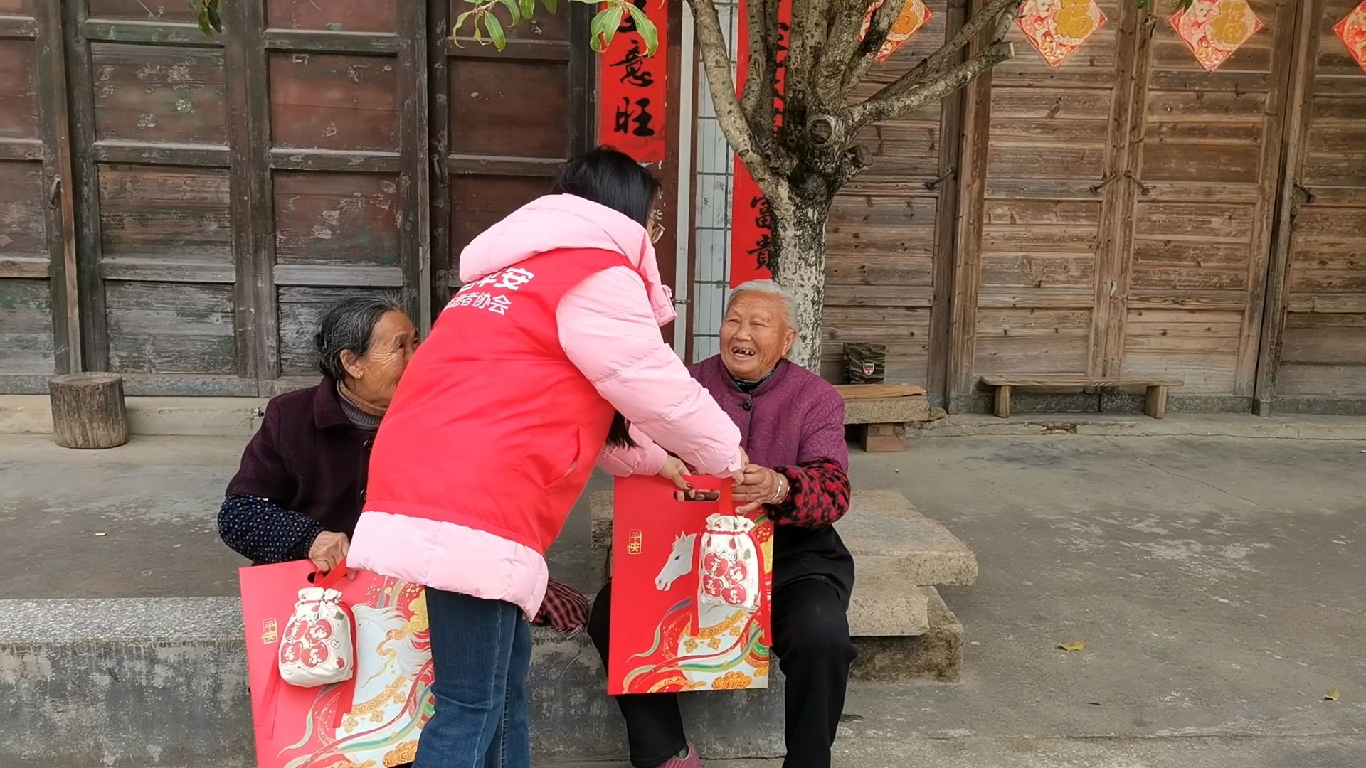 平安产险三明中心支公司:情暖桑榆,潮趣新春 (2).jpg