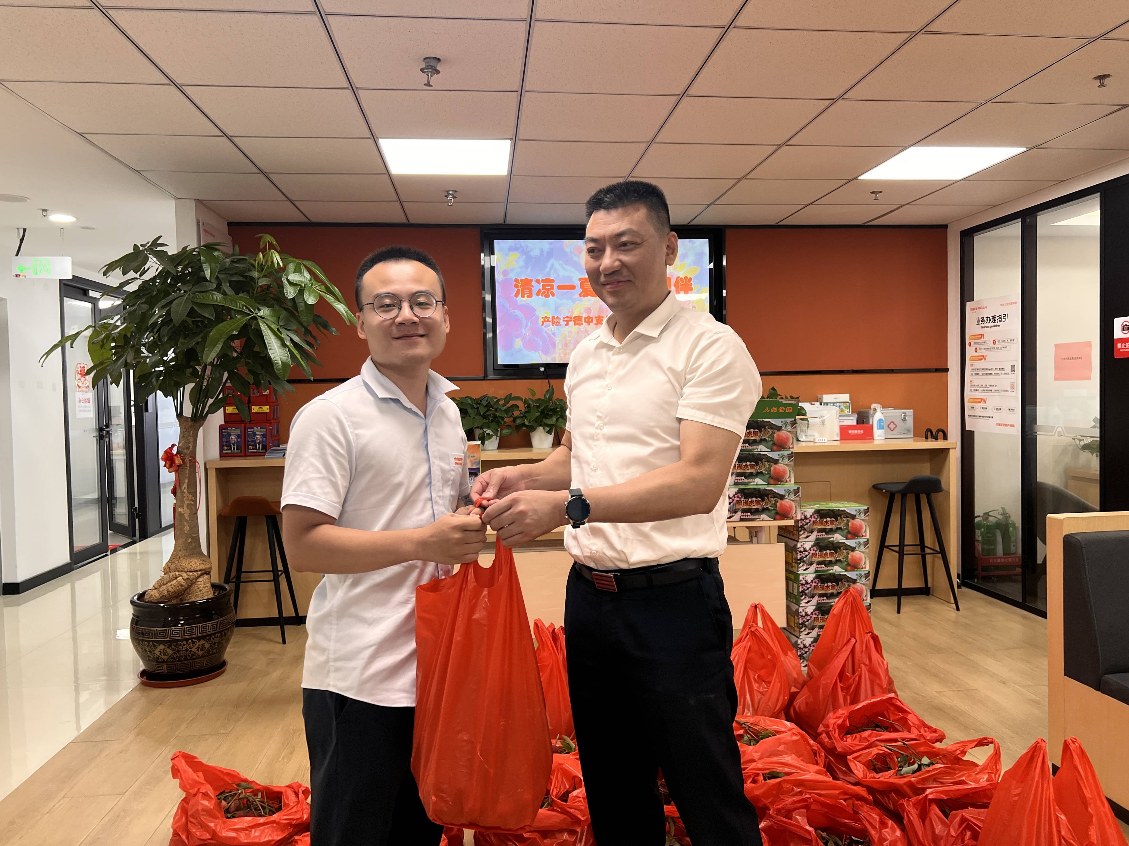台风天中的温暖关怀——平安产险宁德中心支公司开展助农扶农活动2.jpg