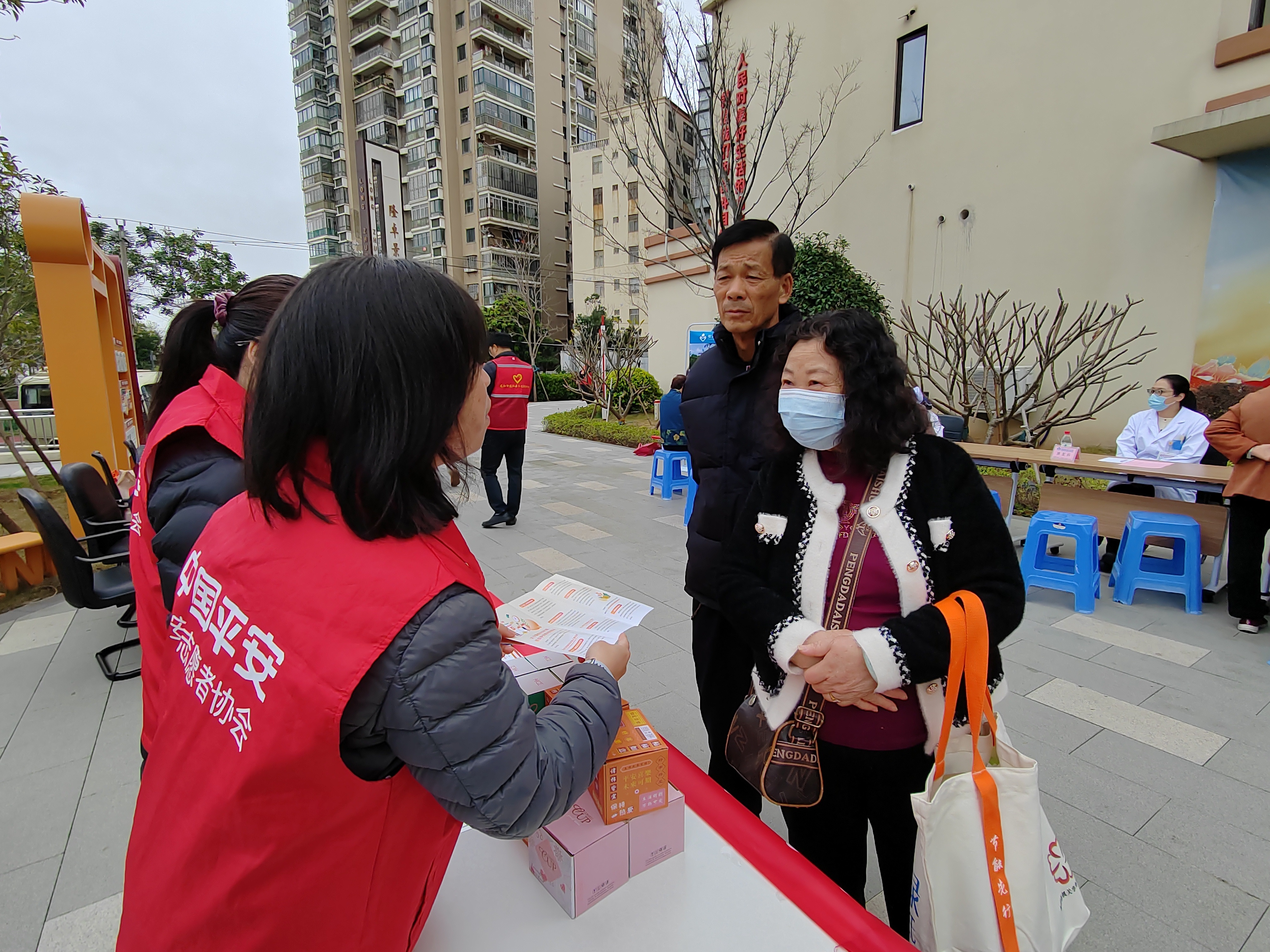 【投稿志愿服务周报】福建产险：春风送暖学雷锋 金盾护航守平安 (5).png