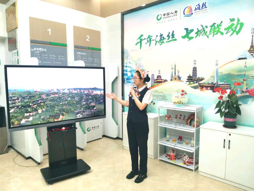 柜员讲解海丝文化照片.jpg