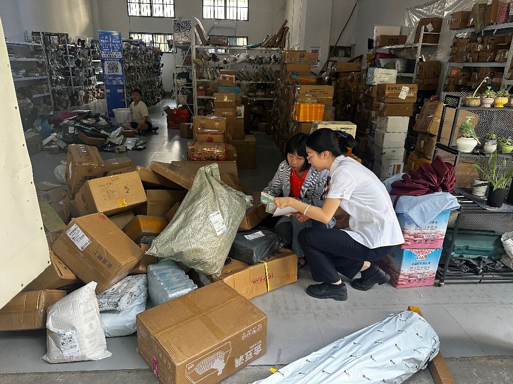 中国人寿长泰区支公司：炎炎夏日送清凉 金融宣传进驿站.jpg