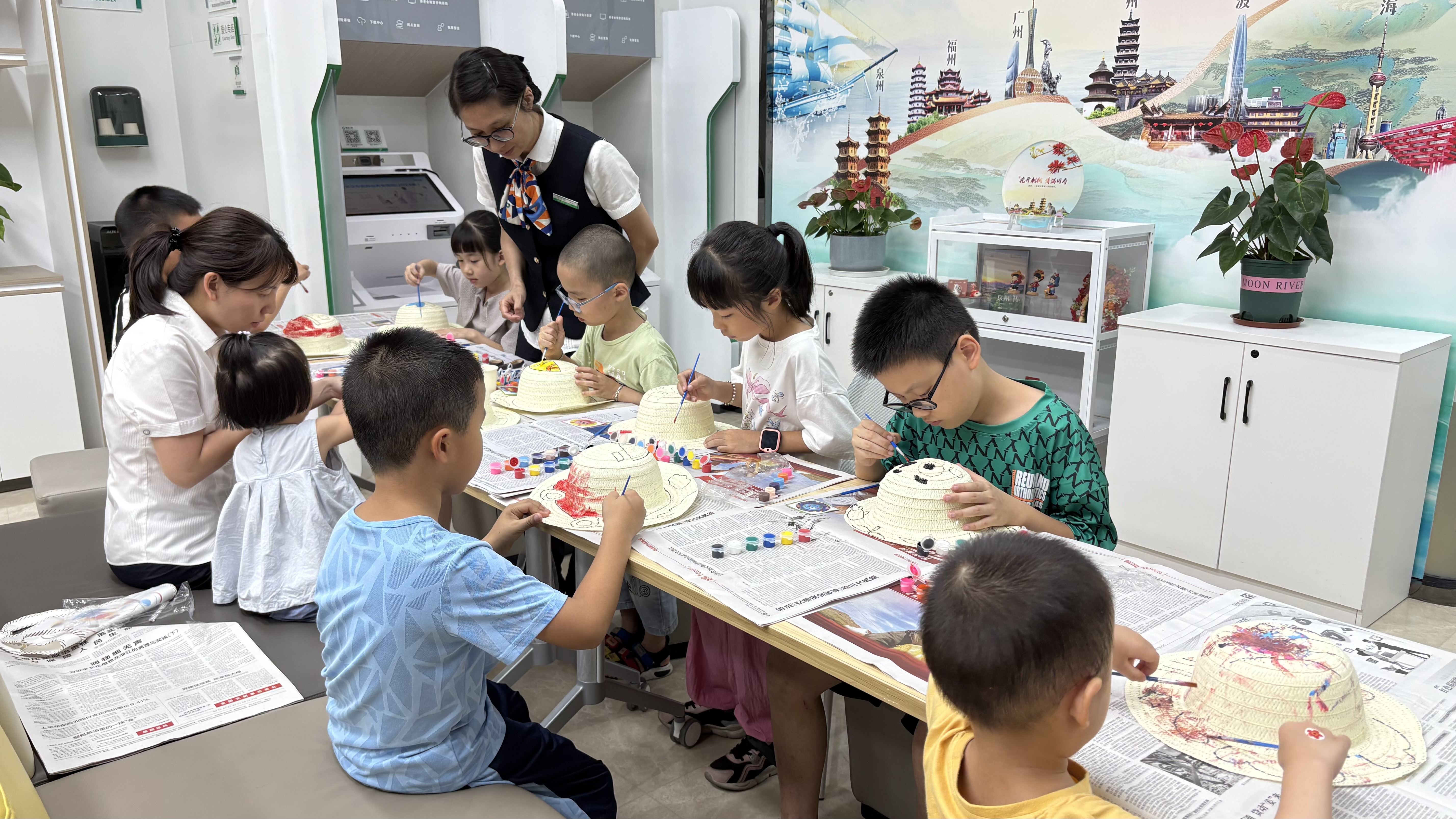 中国人寿寿险泉州分公司开展“‘帽’美如画 快乐涂鸦”活动2025.8.1.docx.jpg