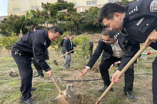 调整大小2022.3.7晋江石狮：联合石狮交警开展植树节活动 (2).jpg