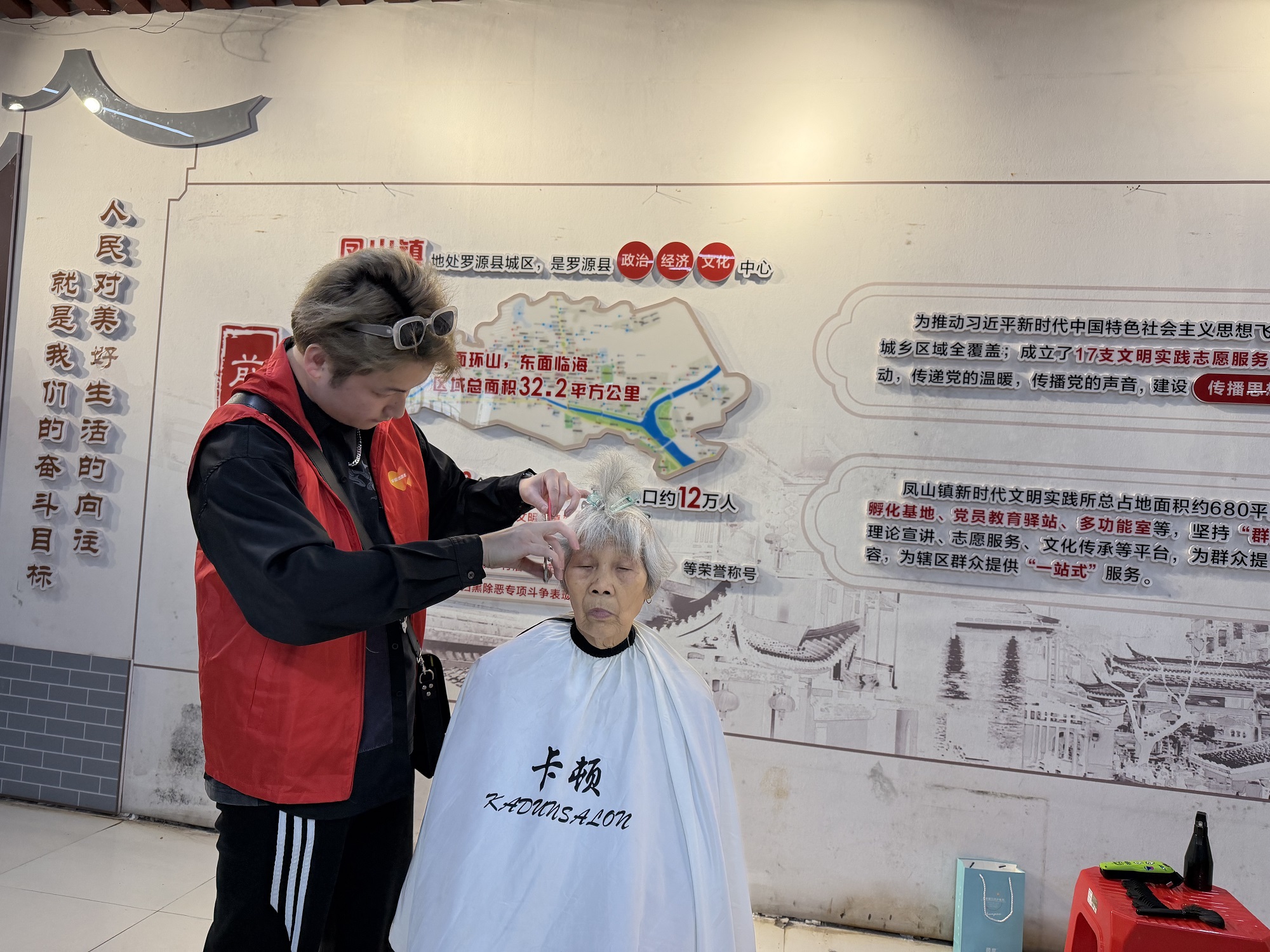 平安产险福州中心支公司：银发焕新颜 镜头映晚晴1.png