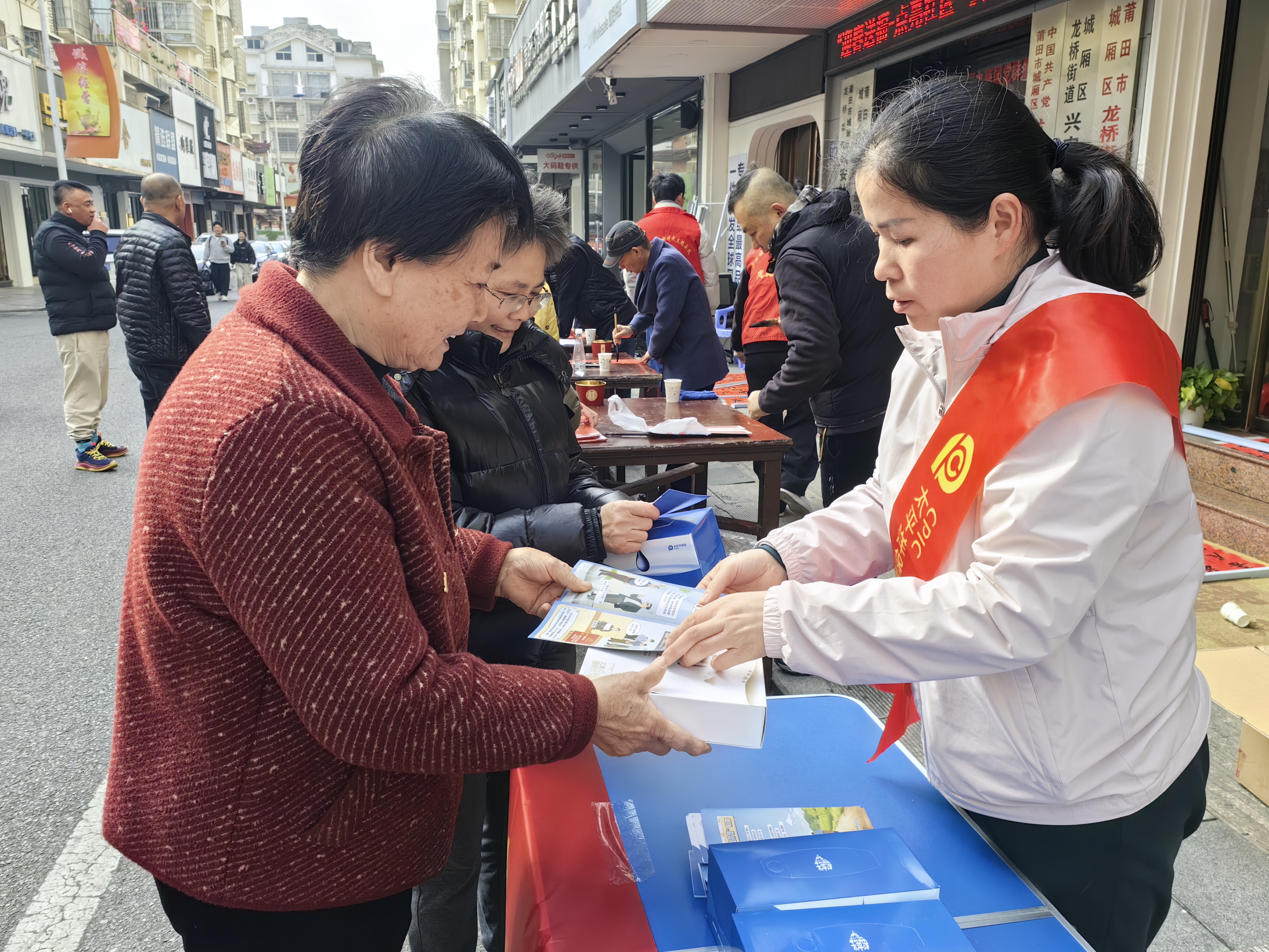 中国太保产险莆田中支开展新春送祝福暨反诈骗宣传活动 (2).jpg