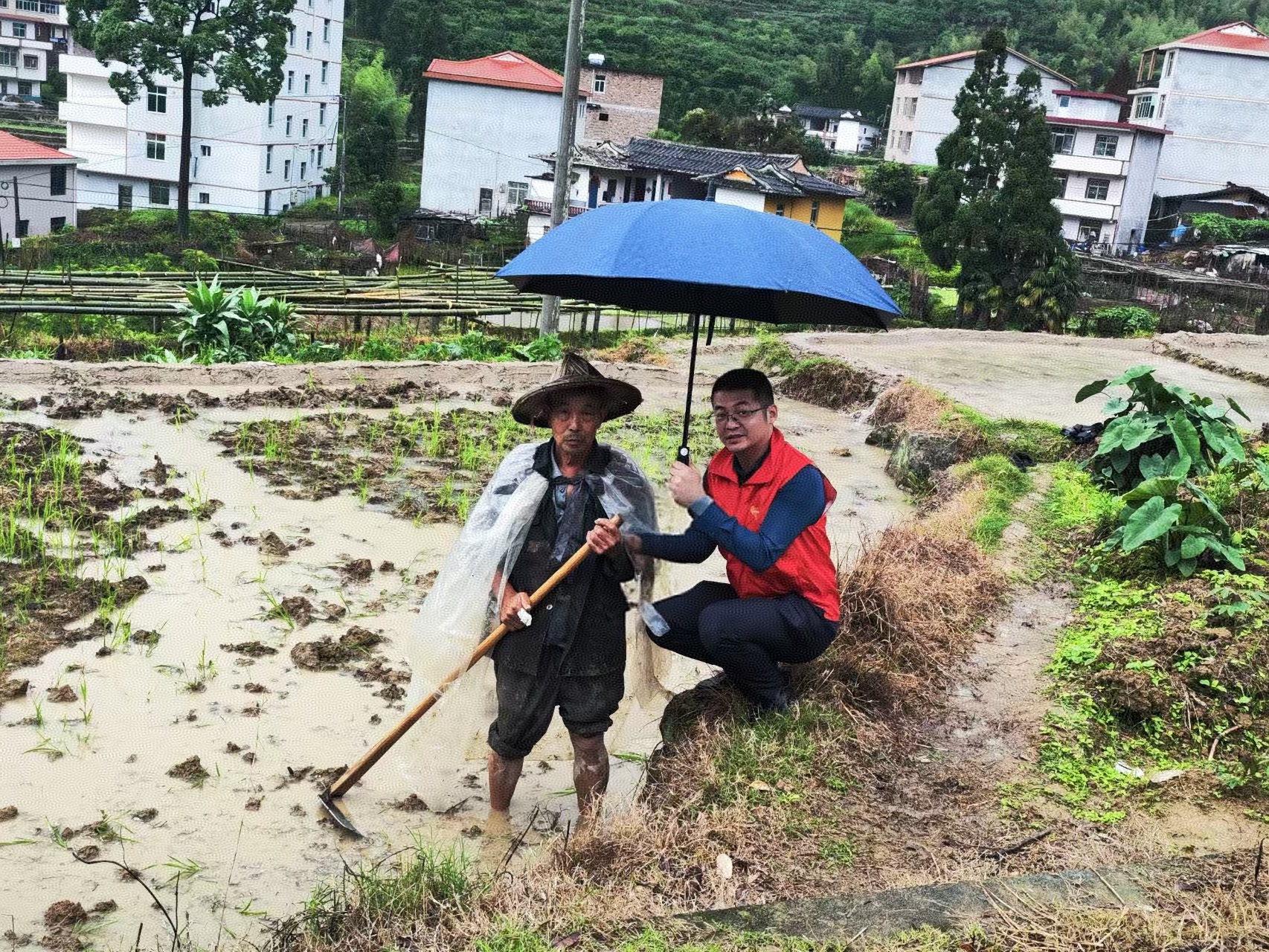 暴雨中的守护者：抢农时护农耕 平安助农有担当.JPG