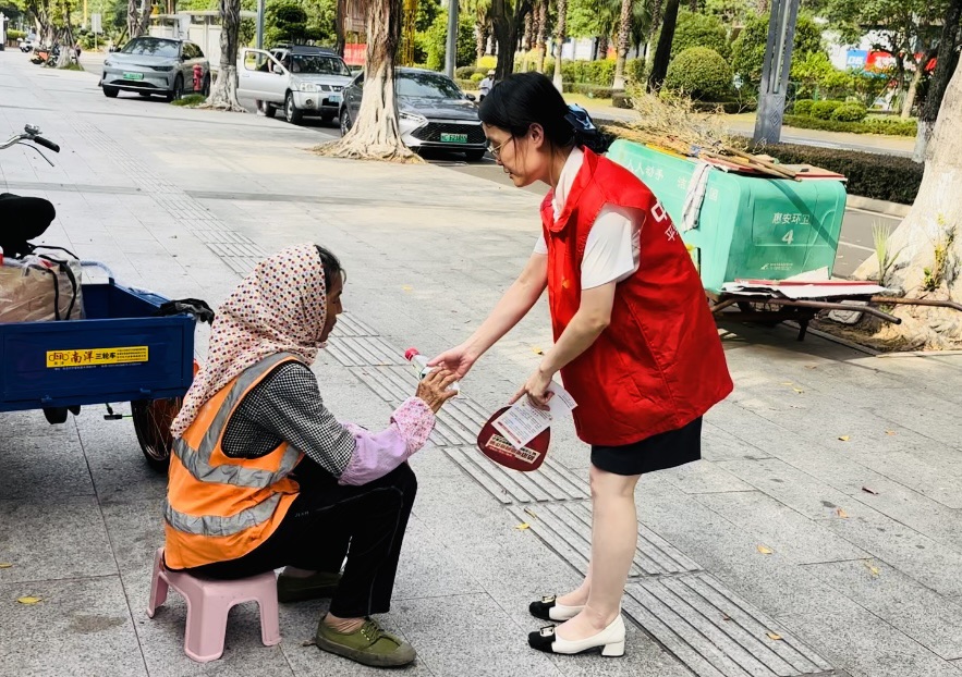 暑气蒸腾处，爱意沁心田2.jpg