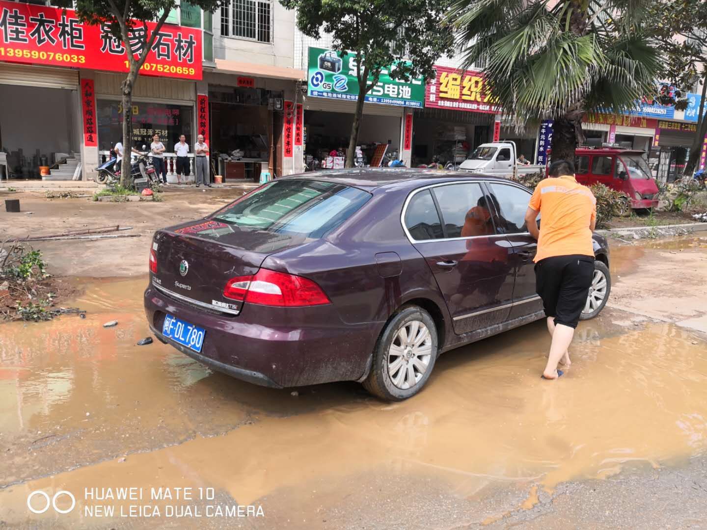 平安产险龙岩中心支公司：暴雨无情 平安有爱  (2).jpg