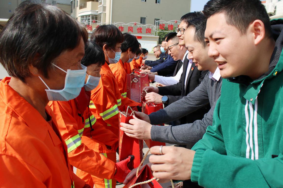 泉州人保财险：慰问就地过年环卫工人1.jpg