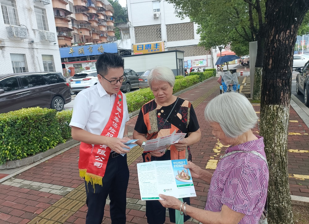 国寿寿险华安县支公司开展打击非法集资宣传活动2.jpg