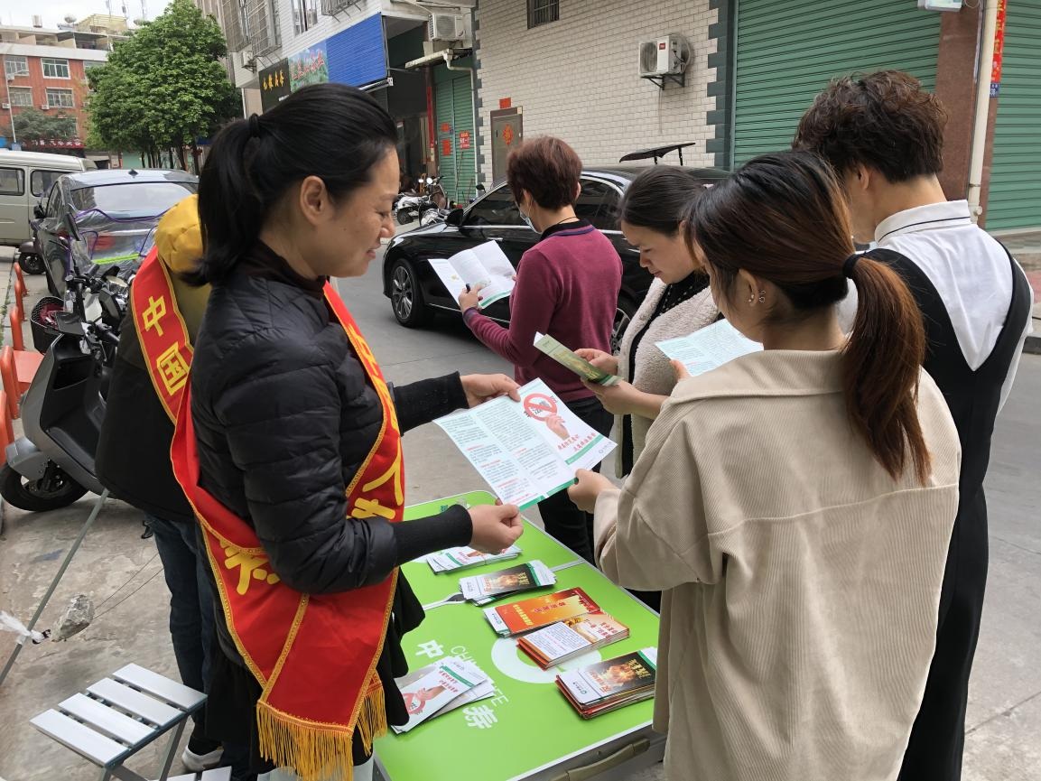 平和国寿深入社区开展反洗钱及防范和处置非法集资知识宣传2.jpg