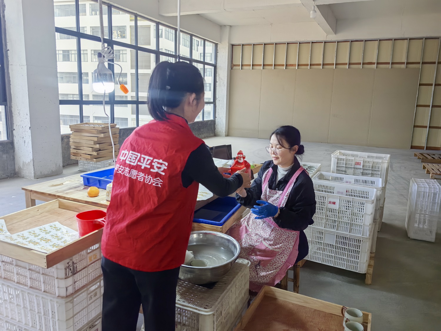 平安产险泉州中心支公司：走进陶瓷厂 情暖新市民 (3).jpg