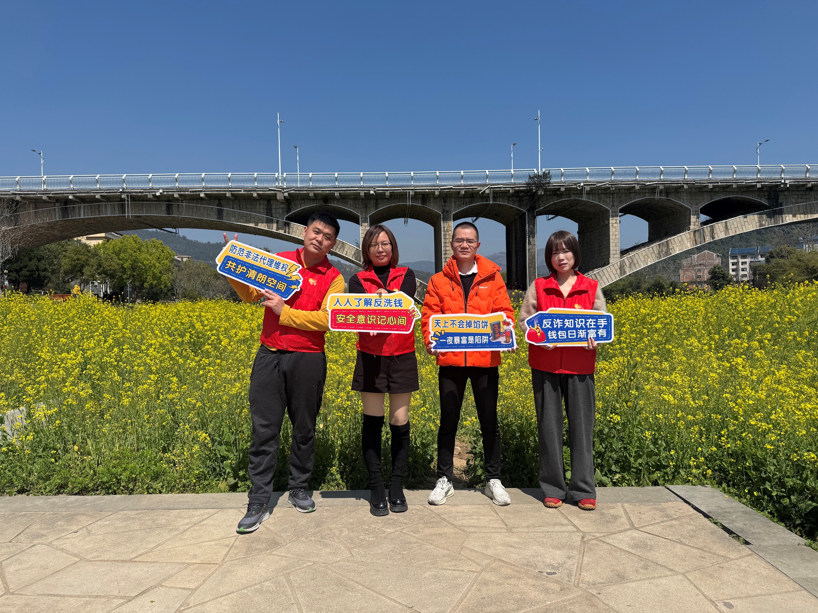 平安产险福安支公司：油菜花开正当时 金融宣教润乡村1.png
