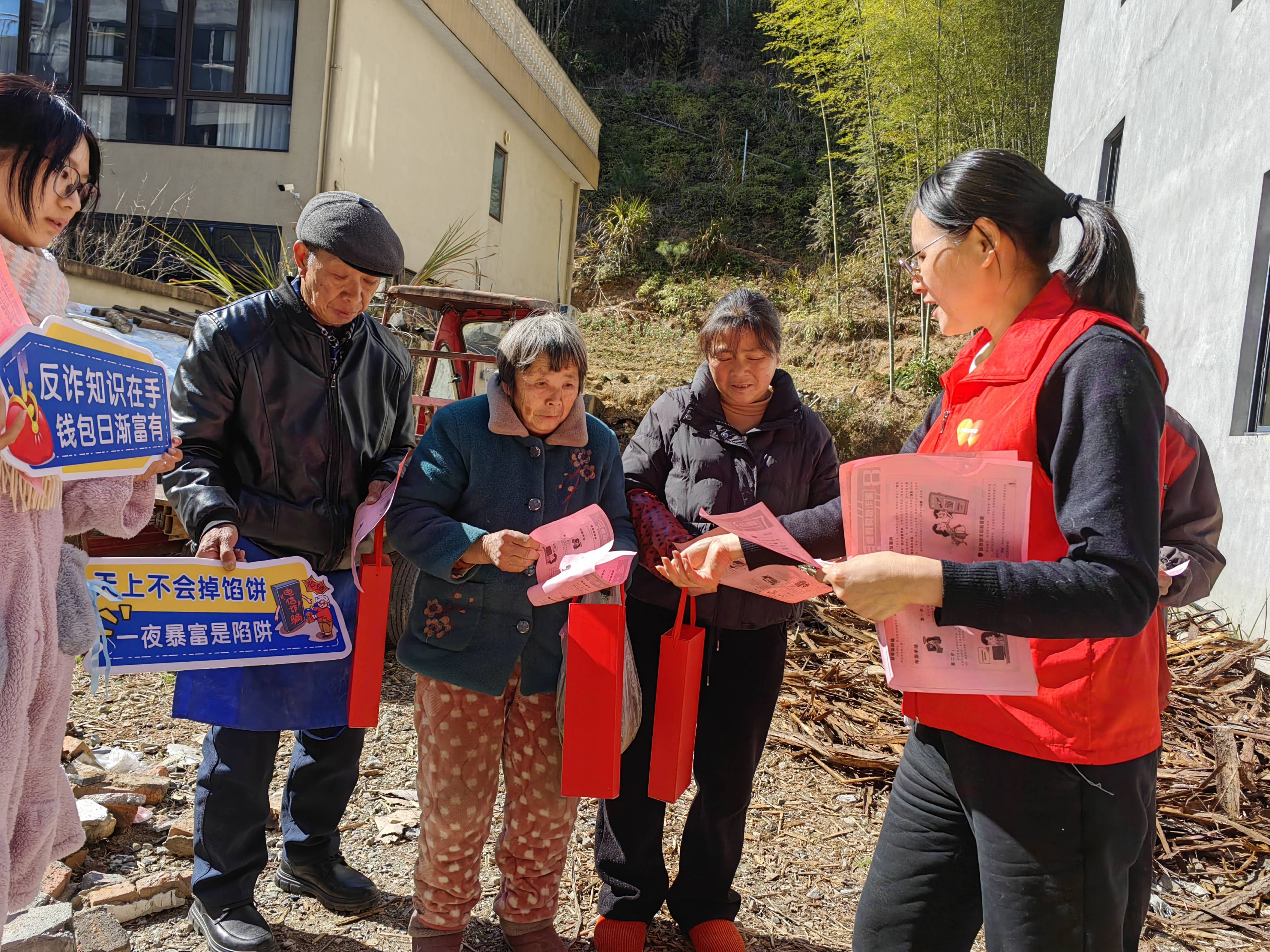 平安产险宁德中心支公司：反诈宣传进乡村 守护群众&ldquo;钱袋子&rdquo;2.jpg