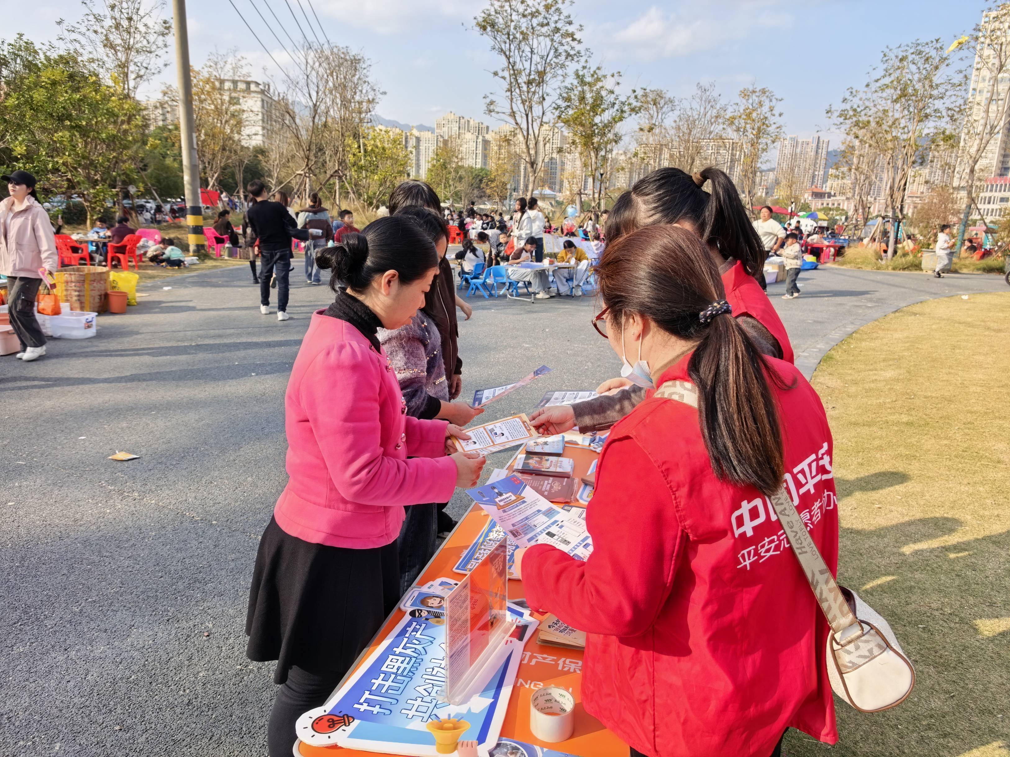 福建产险：志愿宣讲进公园 筑牢金融安全防线（3）.jpg