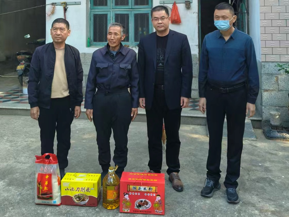 中国人寿长泰区支公司情暖农科社区 新春慰问困难群众彰显央企担当1.jpg