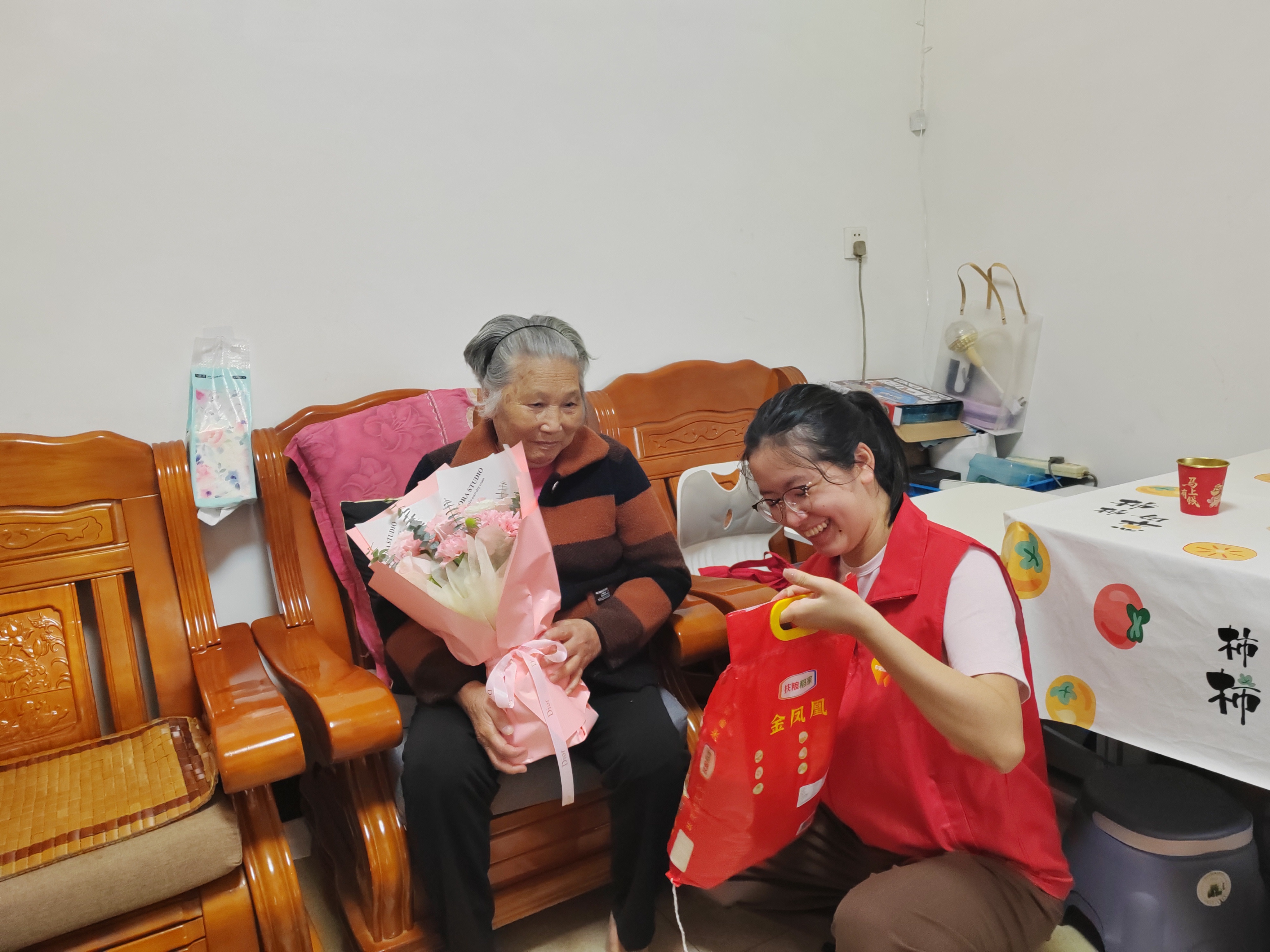 【投稿志愿服务周报】福建产险：花香母爱暖邻里，安心社区筑温情 (5).png