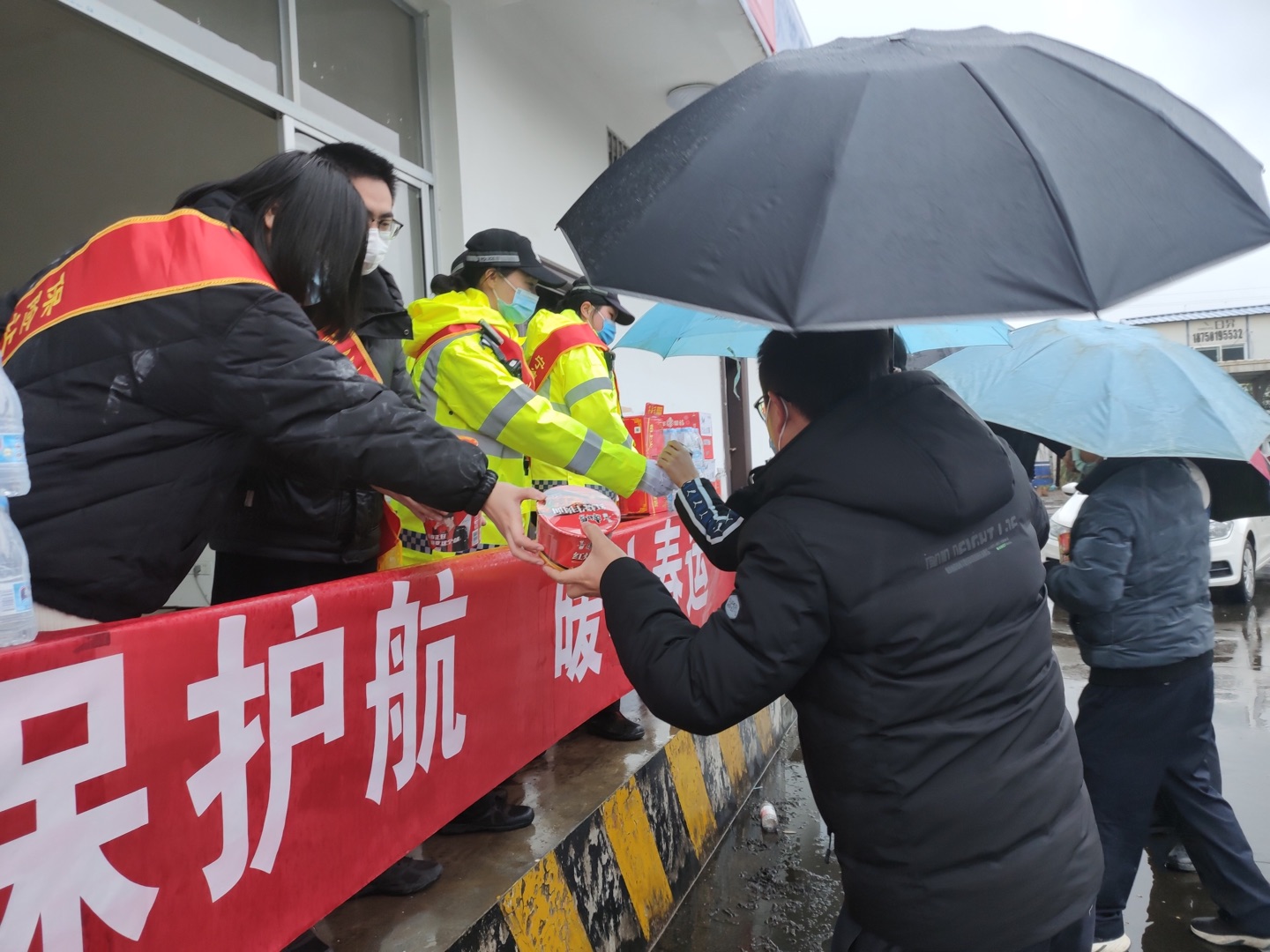 中国人寿财险宁德市中心支公司开展“警保护航·暖心春运”活动 (2).jpg