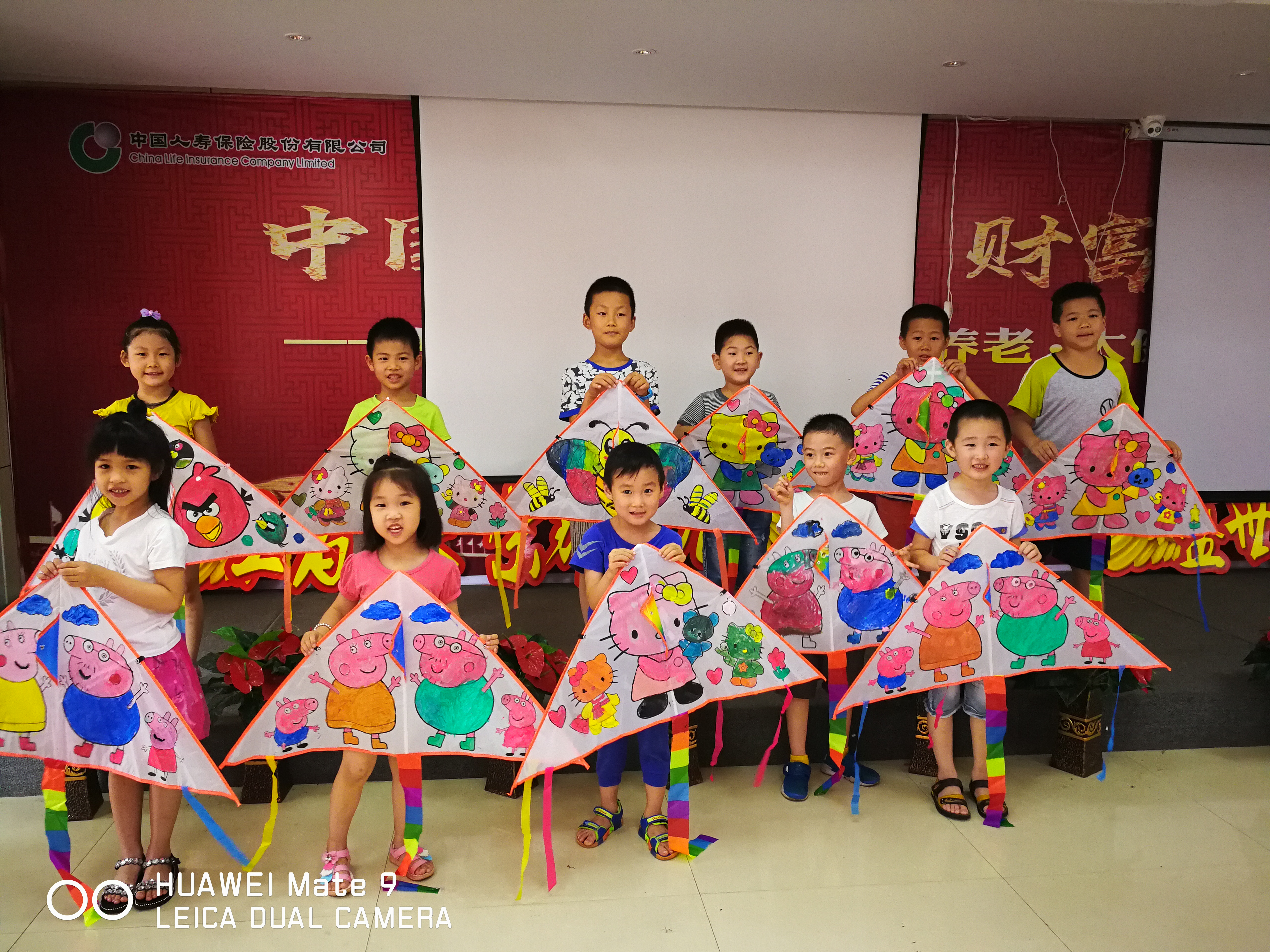 孩子们上台合影留念的场景.jpg