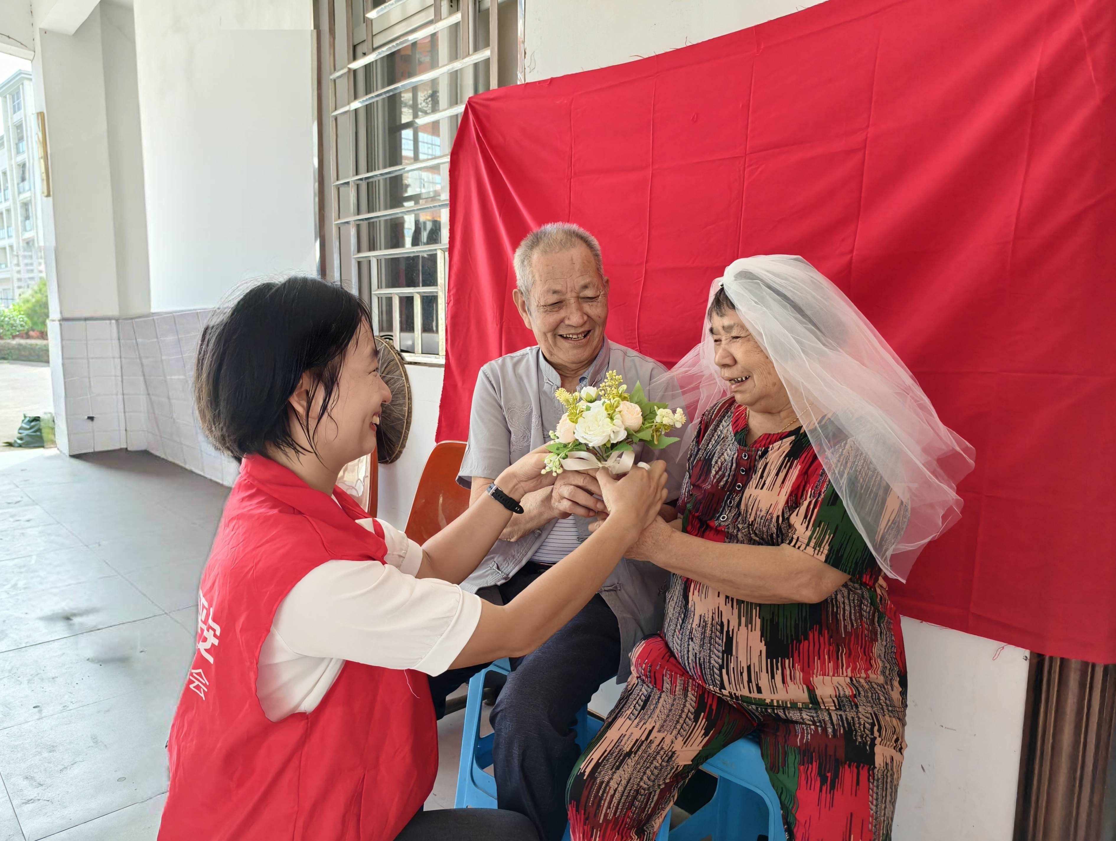 平安产险云霄支公司：七夕快门轻响，定格幸福瞬间1.jpg