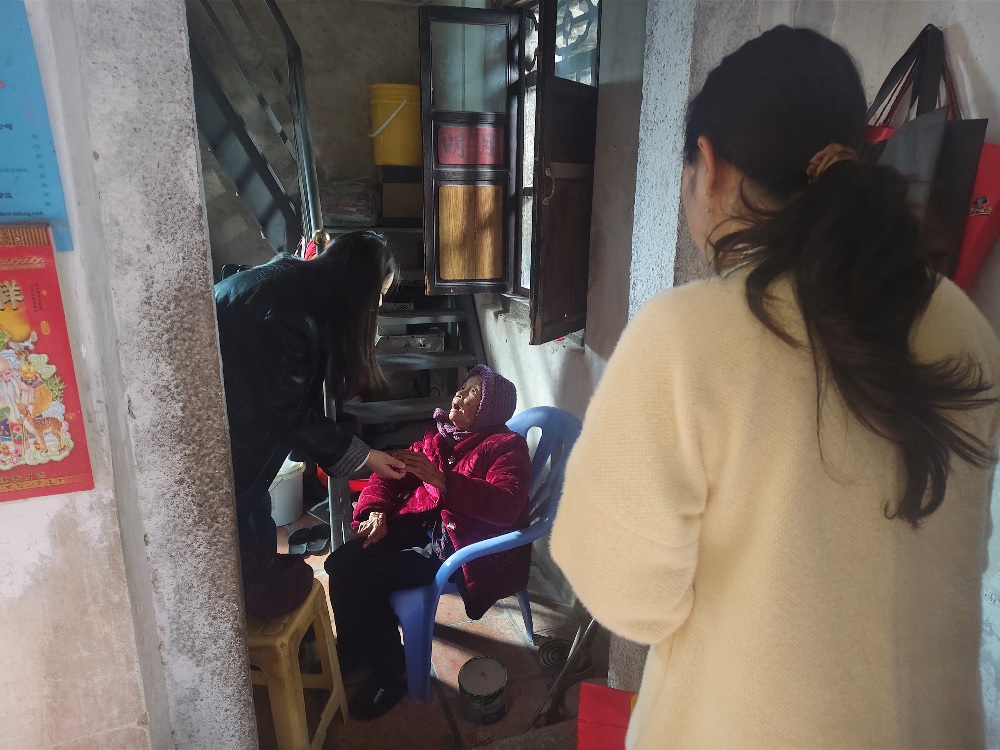 中国人寿东山县支公司：政企同心送温暖 新春慰问暖民心.jpg