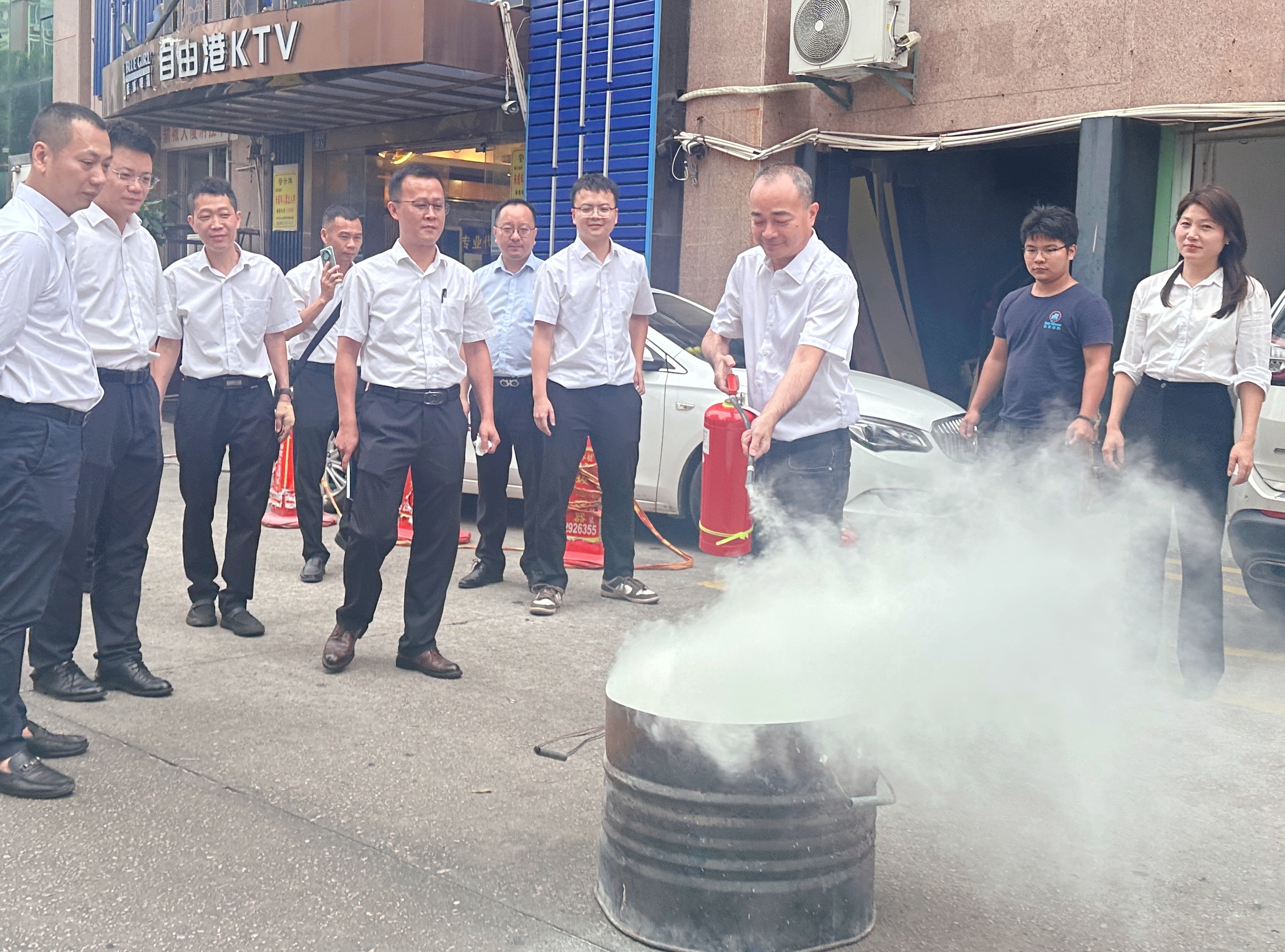 中国太保产险漳州中支开展消防培训演练筑牢安全防线-灭火.jpg