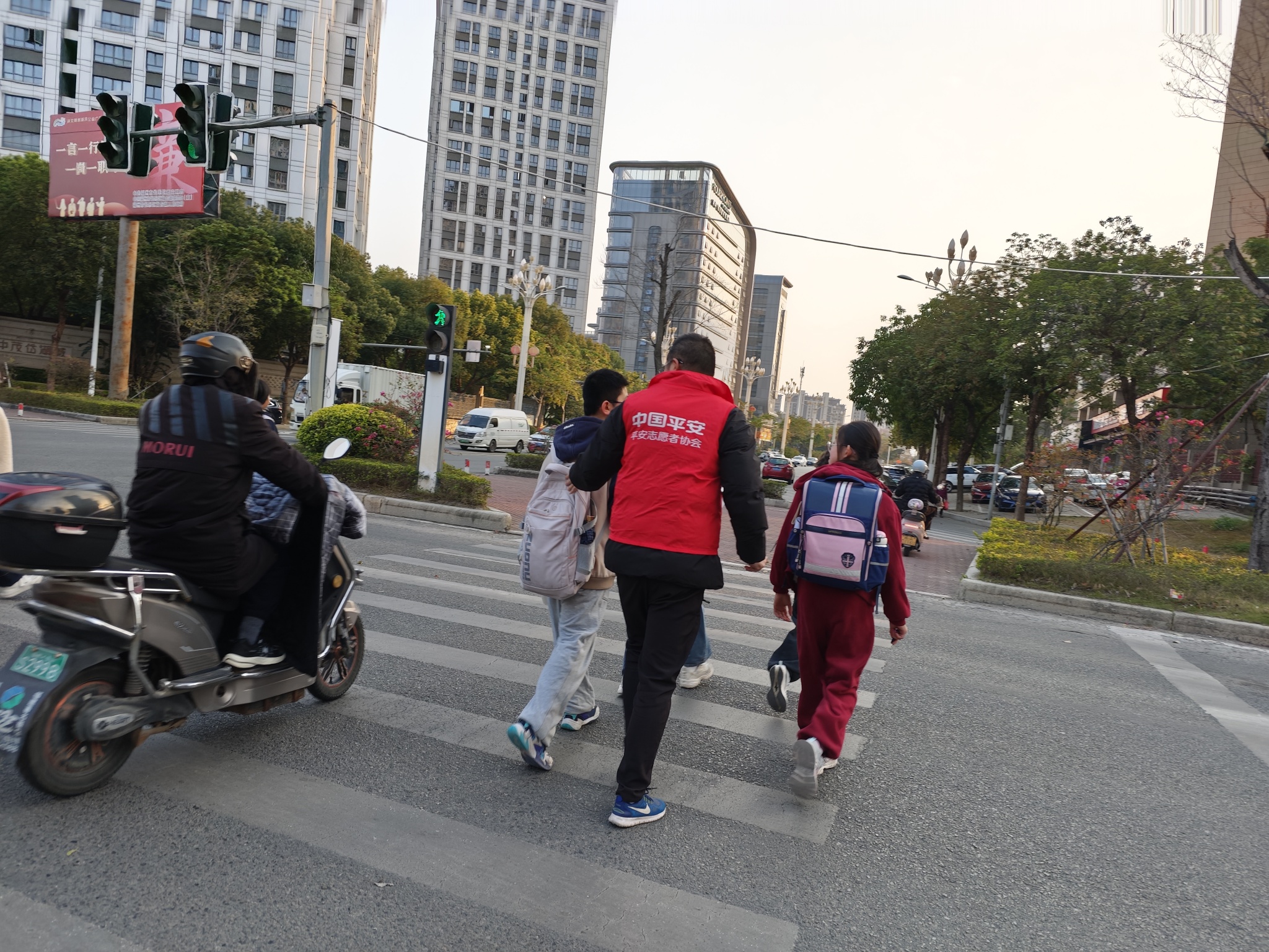 福建产险：弯腰牵一把  温暖一分钟 (1).jpg