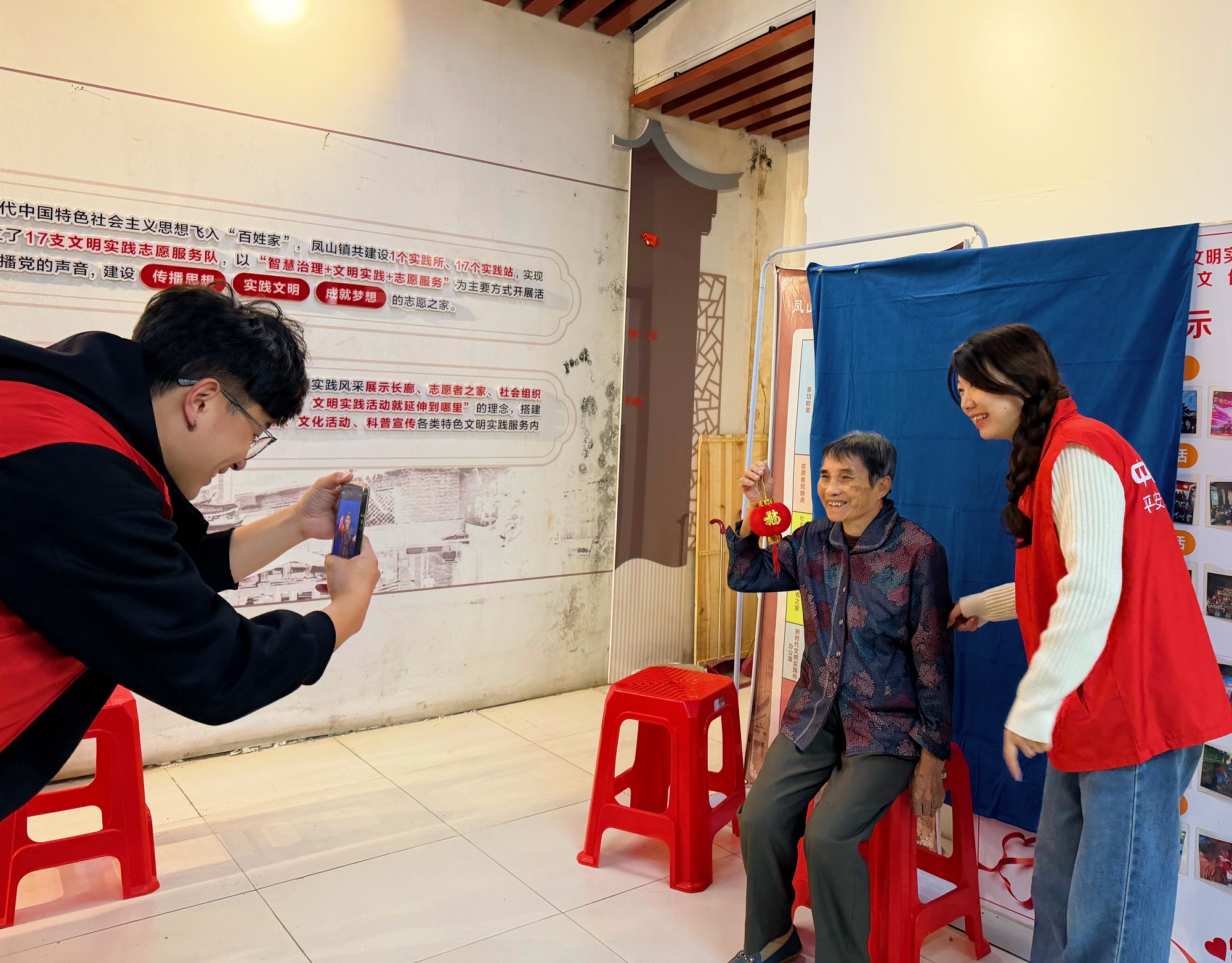 平安产险福州中心支公司：银发焕新颜 镜头映晚晴2.png