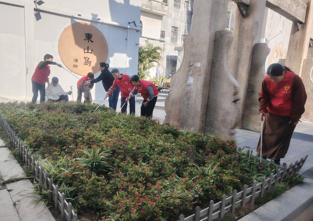 国寿寿险东山县支公司党支部积极组织党员志愿者支援社区文明创建活动.jpg