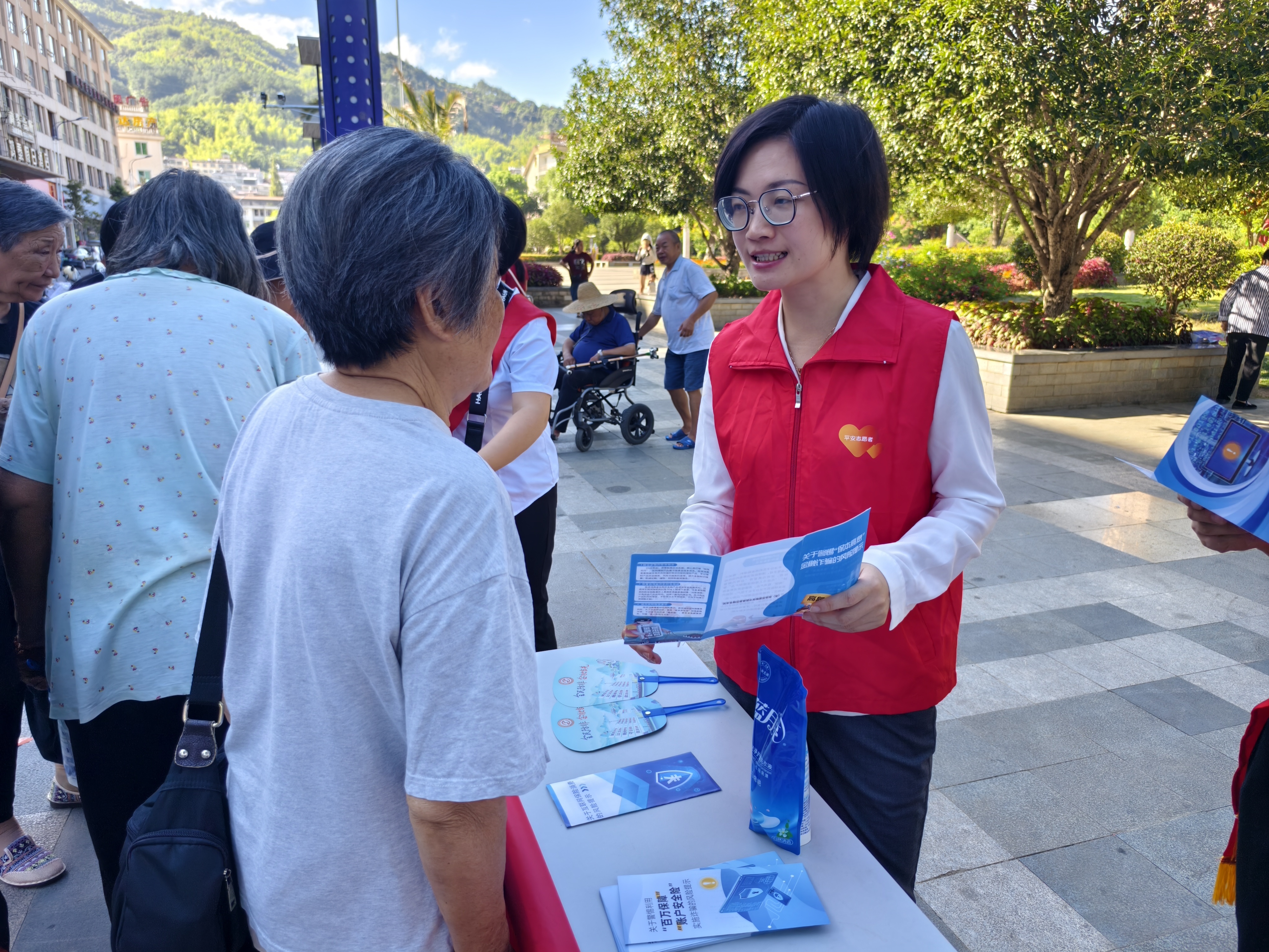 平安产险南平中心支公司：&ldquo;金融为民谱新篇，守护权益防风险&rdquo; 产寿联合共宣传2.png