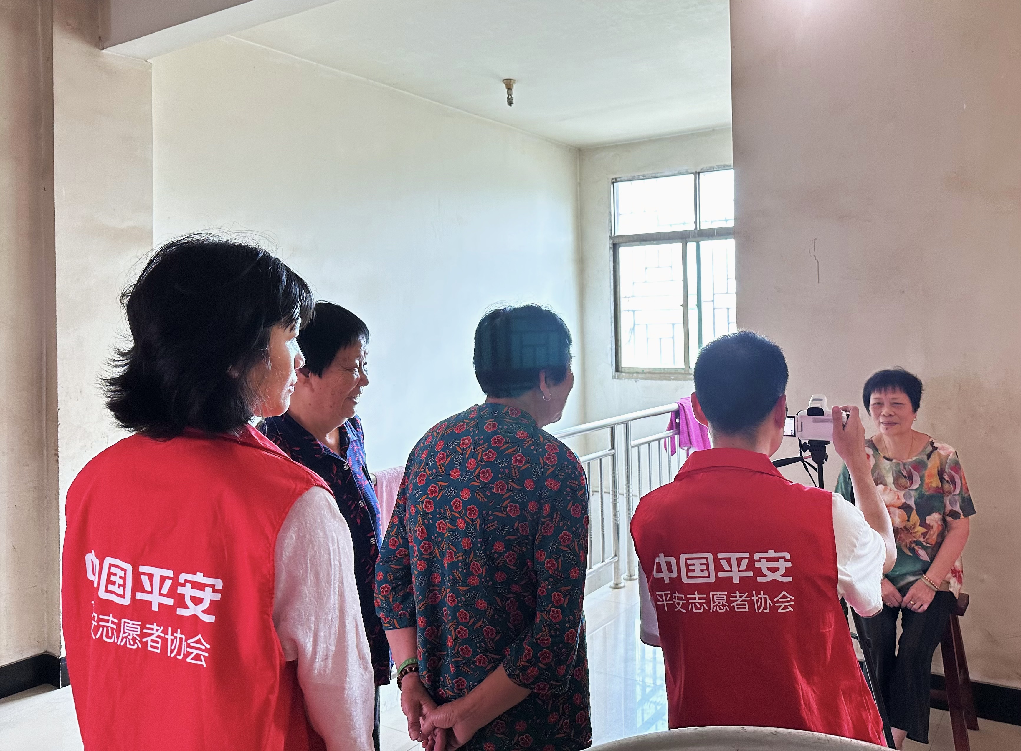 平安产险连江支公司：“移动照相馆”定格时光 志愿服务温暖银发2.png