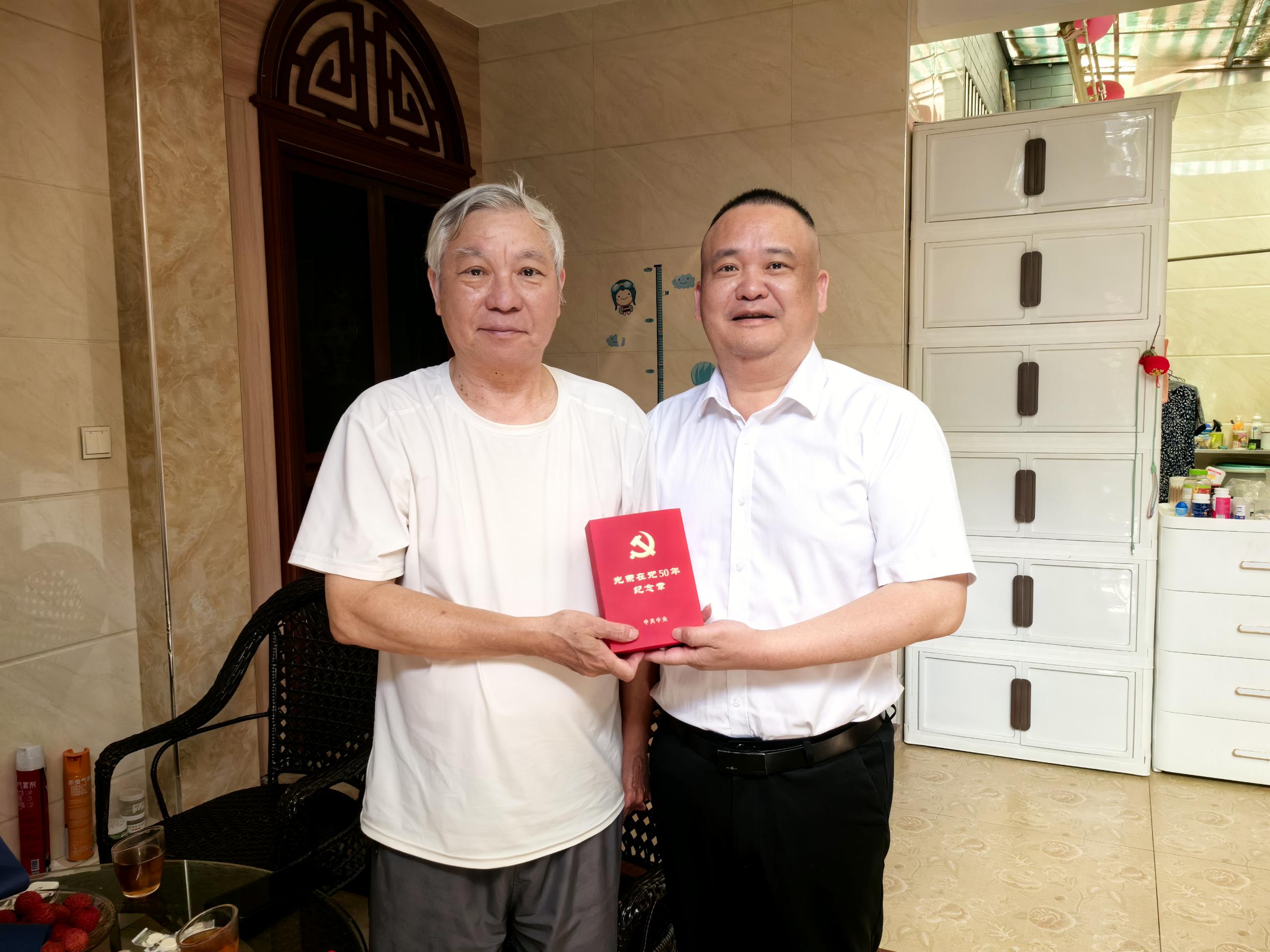 （20250701）向退休老党员吕昌乐同志颁发“光荣在党50年”纪念章.jpg
