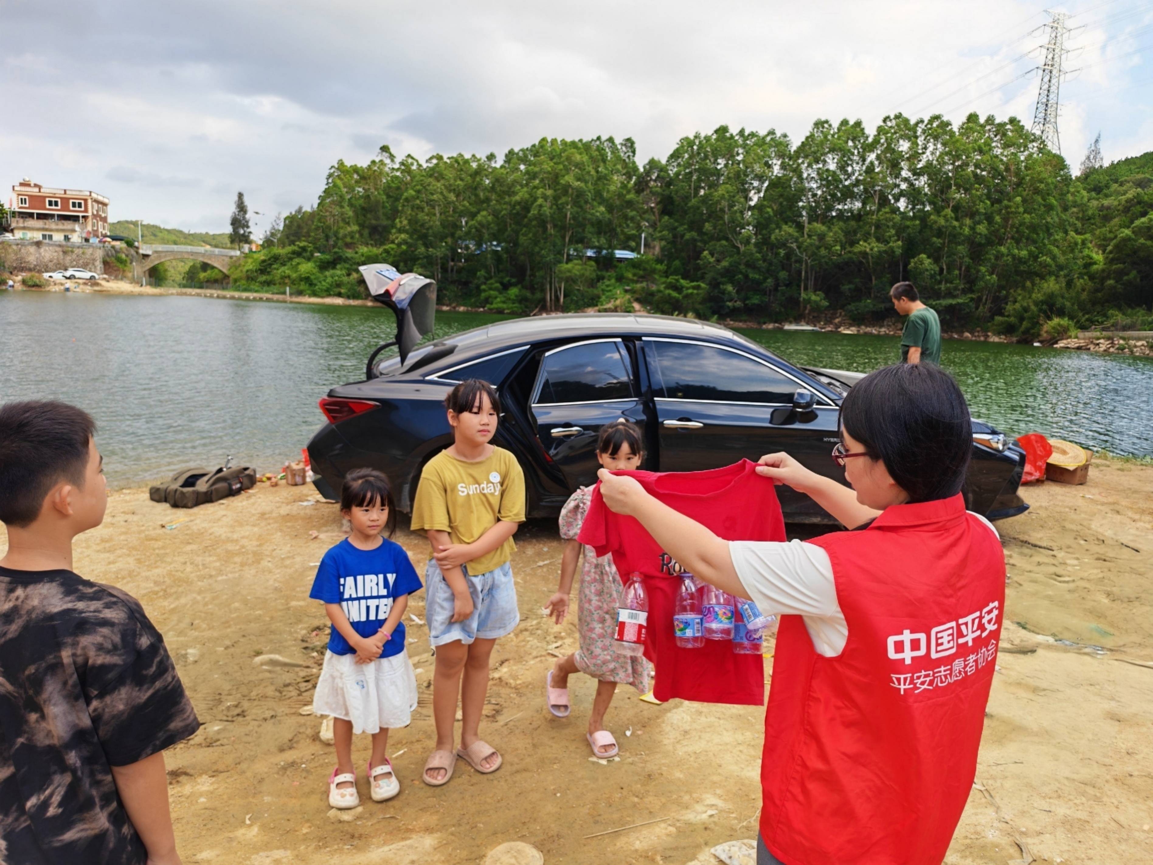 福建产险：湖畔一课：空瓶造“浮舟”，诚信润童心 (5).jpg
