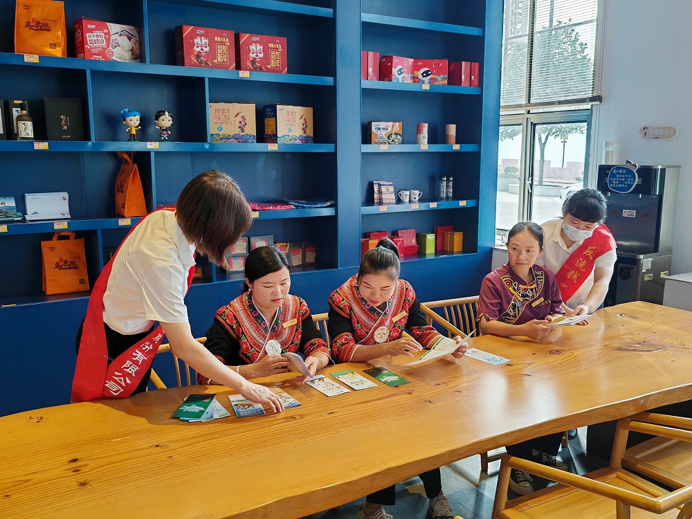 聚焦少数民族群体 精准普及金融知识&mdash;&mdash;华安国寿深入畲族村落开展&ldquo;金融消费者权益保护教育宣传月&rdquo;宣传活动1.jpg