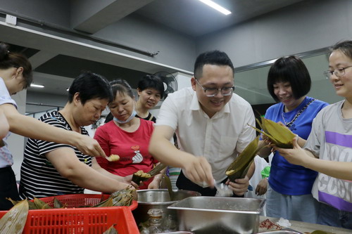 调整大小2022.6.1晋江：粽叶飘香迎端午 共承传统度佳节 (1).jpg