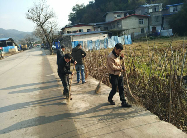 国寿武夷山公司员工清扫包干区卫生.JPG