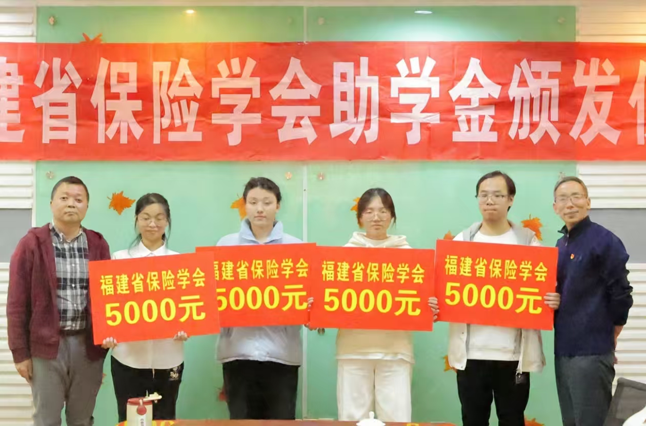 5.助学金颁发合影.jpg